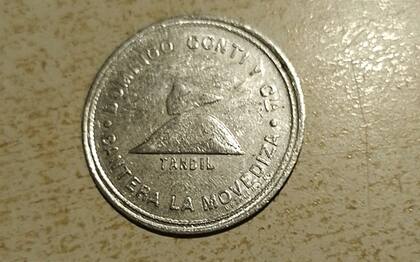 Los trabajadores vivían en el cerro y cobraban con plecas, unas monedas que acuñaba el arrendador o dueño de la cantera, y sólo tenía cambio en la propiedad del patrón.