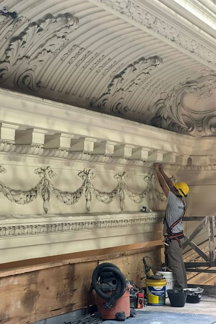 Los trabajos avanzan sobre el cielorraso ornamentado, con revisión manual de molduras y yeserías originales