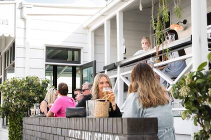 Los trabajos con menor posibilidad de ser reemplazados por la AI son los de atención al cliente y los que requieren empatía