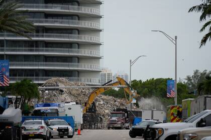 Los trabajos de remoción de escombros en Surfside (AP Foto/Rebecca Blackwell)