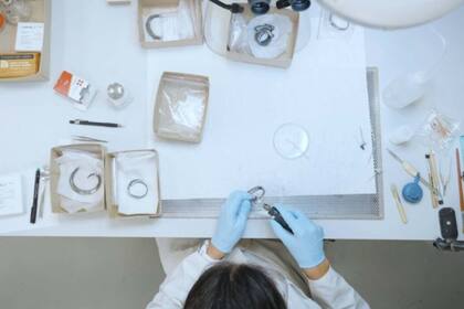 Los trabajos de restauración de los brazaletes vikingos