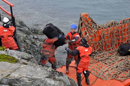 Los trabajos del ARA Almirante Irízar