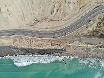 Los trabajos para contener el avance del mar sobre la ruta todavía están pendientes, a lo que se suma el terreno arcilloso del cerro Chenque.