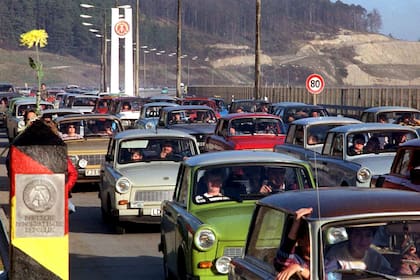 Los Trabbant, "Trabbi", eran los autos simbólicos de la Alemania oriental, cuyos trabajadores eran un tercio de productivos que lo que lo eran sus vecinos occidentales. 