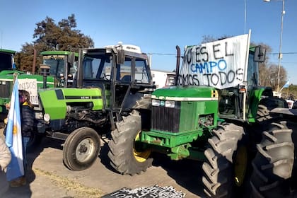 Los tractores listos para la marcha en Sinsacate, Córdoba