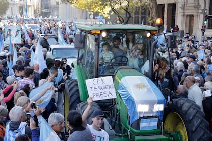 Los tractores llegan a Plaza de Mayo
