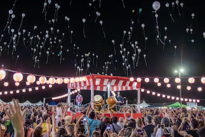 Los tradicionales fuegos artificiales japoneses reemplazados por globos y papelitos de colores