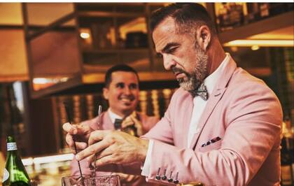 Los tragos más característicos que sirve son "Un Beso Más", "Mezcalicus" y "Samba Noir".