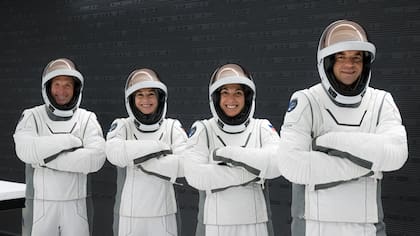 Los trajes están especialmente diseñados para superar los desafíos que tendrán los astronautas durante la caminata espacial