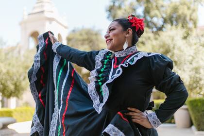 Los trajes típicos y los colores verde, blanco y rojo, son una constante en las celebraciones del Cinco de Mayo