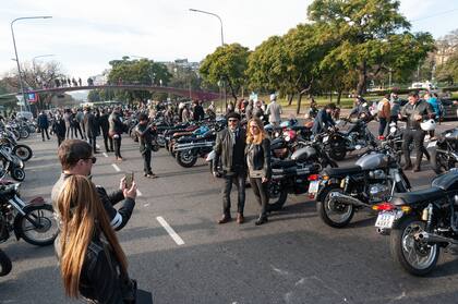 Los transeúntes se detenían a tomar fotos, sorprendidos por la escena