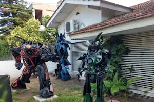 La casa llena de Transformers de Adrogué: quién está detrás del fenómeno que arrasa en Twitter