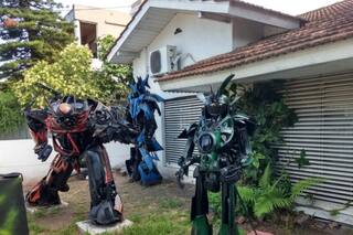 La casa llena de Transformers de Adrogué: quién está detrás del fenómeno que arrasa en Twitter