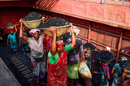 Los transportadores de carbón de Dhaka, en Bangladesh