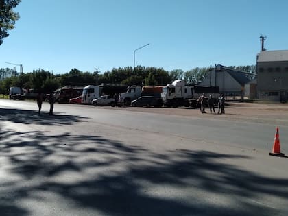Los transportistas están a la vera de las rutas desde hace varíos días