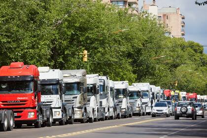 Los transportistas rechazan los controles sanitarios por Covid en la aduana chilena en el paso fronterizo en Mendoza