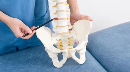Los trastornos como las hernias discales, la presión en el nervio ciático, la artrosis de columna o estenosis espinal se alivian con una serie de sesiones de infiltraciones en la columna vertebral