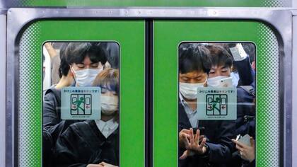 Los trenes del metro de Tokio se llenan en ciertos momentos del día