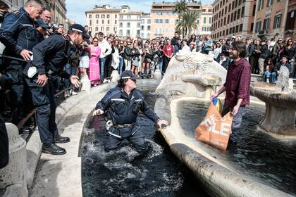 Los tres activistas del grupo Last Generation fueron detenidos por la policía de Roma