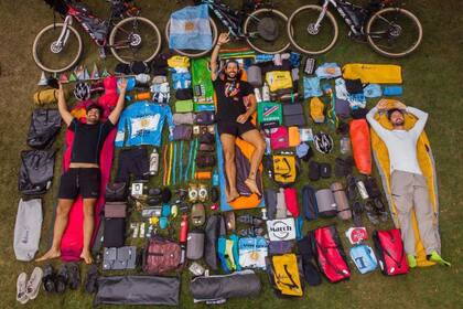 Los tres amigos junto a todo el equipaje que llevan en su bicicleta durante el viaje