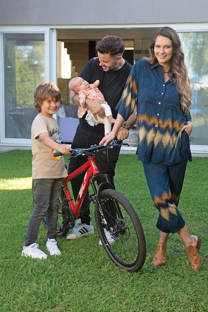 “Los tres años de tratamientos hasta que llegó Catalina nos transformaron. Nuestra gratitud para los profesionales que nos ayudaron es eterna: tenemos sus nombres tatuados en el
alma”, dicen a dúo y muestran a sus amores, Bautista (8) y la esperadísima Catalina, que nació en agosto