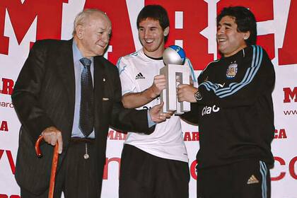 Los tres argentinos más reconocidos en el fútbol mundial: Messi, Diego Maradona y Alfredo Di Stéfano, tres colosos de distintas épocas.