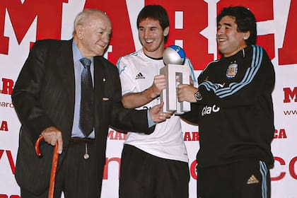 Los tres argentinos más reconocidos en el fútbol mundial: Messi, Diego Maradona y Alfredo Di Stéfano, tres colosos de distintas épocas.