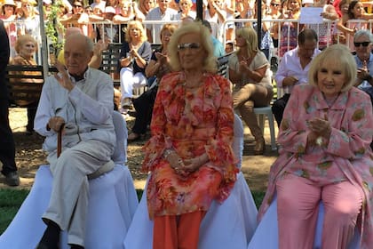 Junto a Mirtha y a su hermano José Martínez Suárez, quien murió el 17 de agosto pasado