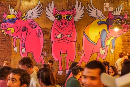 El mural que recibe en Cerdos Voladores ya da la pauta del ambiente descontracturado y cool de esta cervecería de San Fernando
