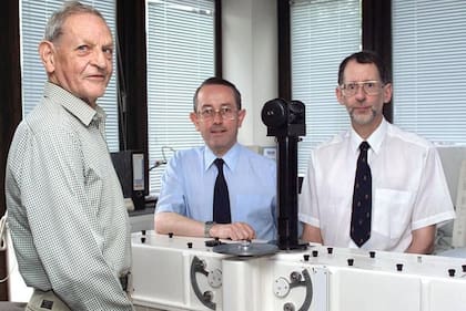 Los tres científicos británicos que descubrieron el agujero en la capa de ozono con un instrumento similar al que permitió el hallazgo. De izquierda a dererecha: Joe Farman, Brian Gardiner y Jonathan Shanklin.