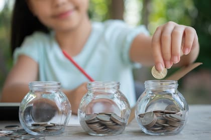Los tres consejos para ahorrar para tus hijos y enseñarles el valor del dinero