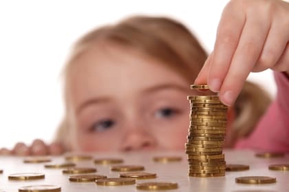 Los tres consejos para ahorrar para tus hijos y enseñarles el valor del dinero