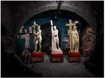 Los tres cristos de la tríada: (de derecha a izquierda) el primero de Miguel Ángel, el modelo en yeso del espíritu santo, y la segunda obra del arquitecto.