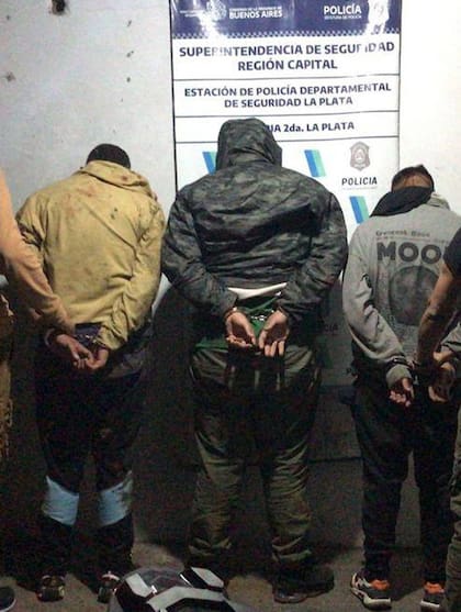 Los tres delincuentes detenidos por el robo de camionetas de alta gama (Prensa Policía Bonaerense)