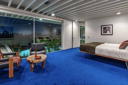 Los tres dormitorios están decorados con alfombras azul cobalto