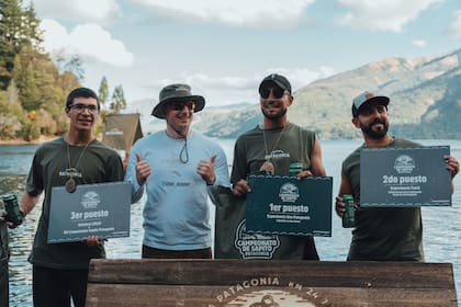 Los tres ganadores del campeonato de sapito en Bariloche (Matías Monsalve, Alejandro Manceda y Luka Sosinowicz) junto a Phil
