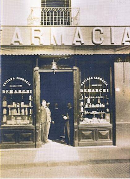Los tres hermanos De Marchi en la antigua Farmacia Demarchi
