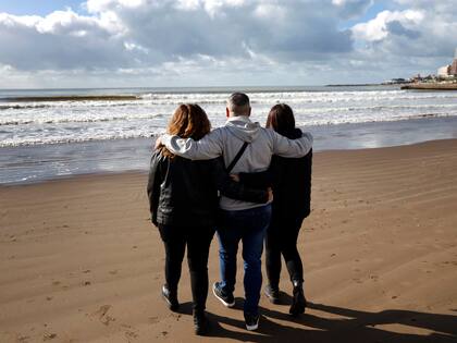 Los tres hermanos de sangre se acaban de encontrar, conocer y abrazar por primera vez en Mar del Plata