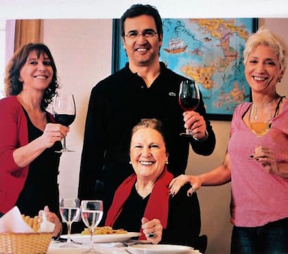 Los tres hermanos junto a su madre.