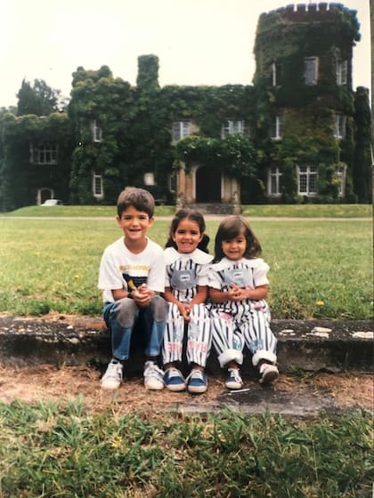 Los tres hijos de Uriburu Montes y Cristina Ramos Mejía Martínez de Hoz durante un verano en Malal-Hue