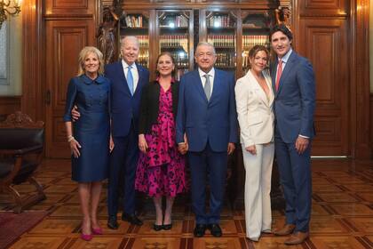 Los tres mandatarios junto a sus esposas