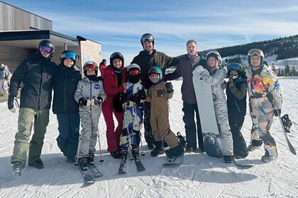 Los tres matrimonios junto a sus hijos.