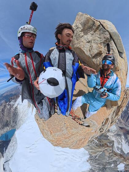 Los tres montañistas minutos antes del salto desde la cima del Fitz Roy