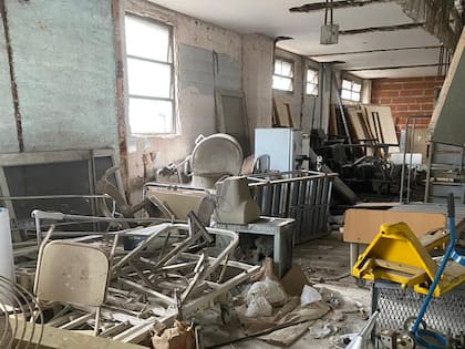 Los tres pisos en desuso del hospital Central de San Isidro se encuentran en mal estado y son utilizados como depósitos