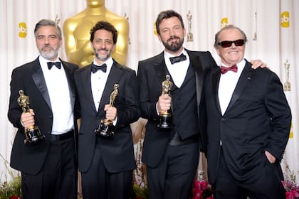 George Clooney, Grant Heslov y Ben Affleck celebran el Oscar a la mejor película para Argo junto a Jack Nicholson