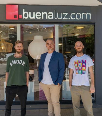 Los tres socios de la primera marca en vender productos de iluminación por internet