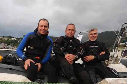 Los tres submarinistas que localizaron los restos del submarino, tras la inmersión
