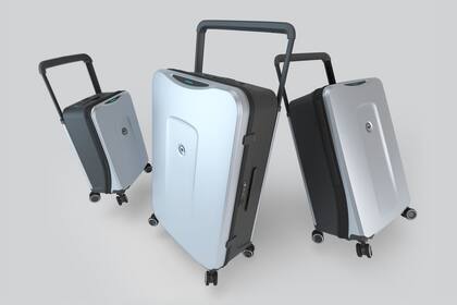 Los tres tamaños de la valija, que a la usanza de los viejos baúles de viaje está pensada para un uso vertical, de ahí el sistema de perchas integradas