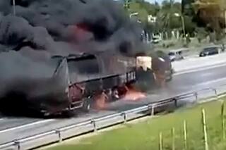 Un triple choque entre camiones derivó en un feroz incendio e importantes demoras a la altura de General Rodríguez