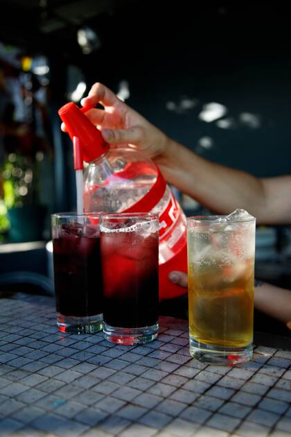 Los tres vermús La Fuerza (Rojo, Blanco y Primavera) con soda se pueden acompañar por una buena variedad de tapas ideales para picar entre varios.